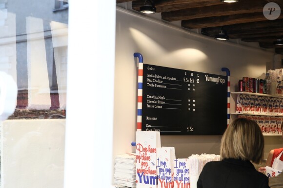 Ouverture de la boutique de popcorn "Yummy Pop" de Scarlett Johansson et son mari Romain Dauriac dans le quartier du Marais à Paris, France, le 22 octobre 2016. L'actrice américaine inaugurera samedi après-midi la boutique de pop-corn aromatisés qu'elle lance avec son époux, le publicitaire français Romain Dauriac.