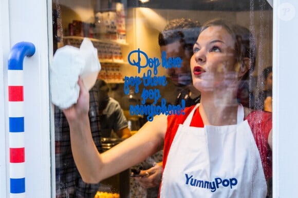 Les premiers clients arrivent au popcorn store 'YummyPop' dans le Marais à Paris, le 22 octobre 2016.