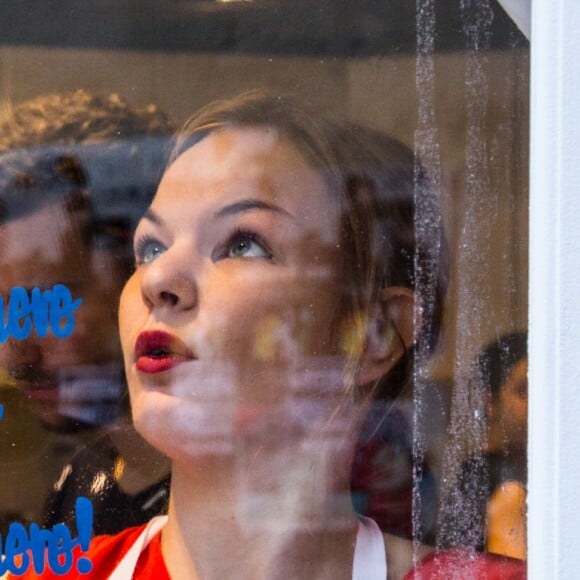 Les premiers clients arrivent au popcorn store 'YummyPop' dans le Marais à Paris, le 22 octobre 2016.