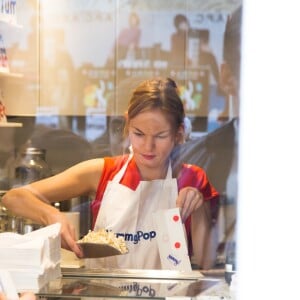 Les premiers clients arrivent au popcorn store 'YummyPop' dans le Marais à Paris, le 22 octobre 2016.