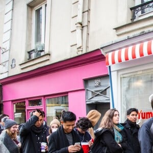 Les premiers clients arrivent au popcorn store 'YummyPop' dans le Marais à Paris, le 22 octobre 2016.