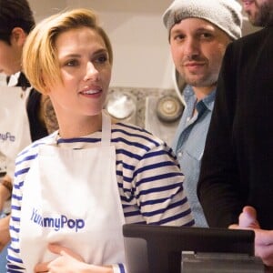 Romain Dauriac, Scarlett Johansson, Will Horowitz et Dimitri Assiaridis lors du l'ouverture du Popcorn store 'YummyPop' dans le Marais, Paris, le 22 octobre 2016.