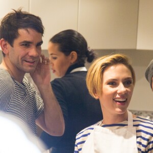 Romain Dauriac, Scarlett Johansson, Will Horowitz lors du l'ouverture du Popcorn store 'YummyPop' dans le Marais, Paris, le 22 octobre 2016.