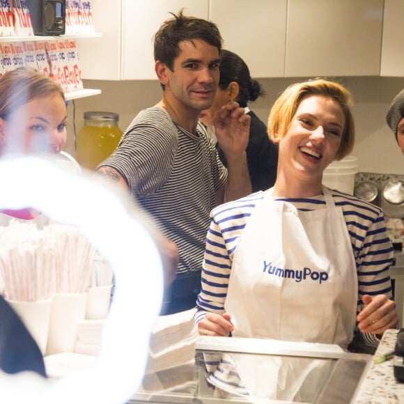 Romain Dauriac, Scarlett Johansson, Will Horowitz lors du l'ouverture du Popcorn store 'YummyPop' dans le Marais, Paris, le 22 octobre 2016.