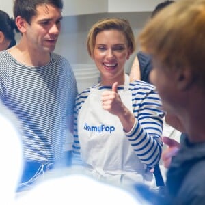 Romain Dauriac, Scarlett Johansson lors du l'ouverture du Popcorn store 'YummyPop' dans le Marais, Paris, le 22 octobre 2016.