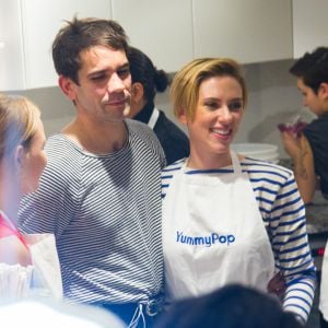 Romain Dauriac, Scarlett Johansson lors du l'ouverture du Popcorn store 'YummyPop' dans le Marais, Paris, le 22 octobre 2016.