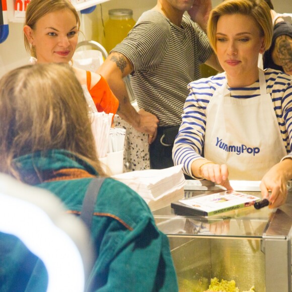 Victoria Chevalier, Scarlett Johansson lors du l'ouverture du Popcorn store 'YummyPop' dans le Marais, Paris, le 22 octobre 2016.