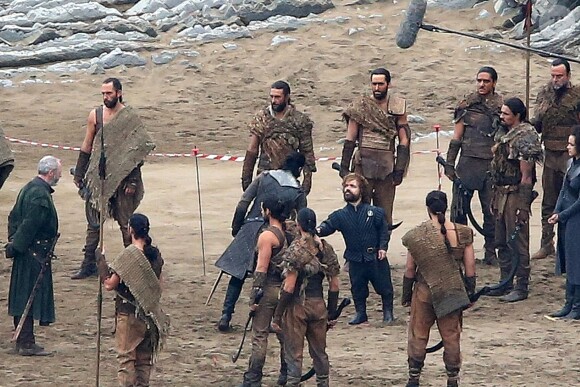 Peter Dinklage et Kit Harington sur le tournage de la série "Game of Thrones 7" à Zumaia en Espagne le 24 octobre 2016.