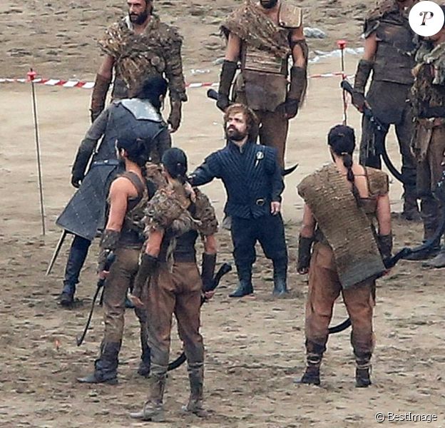Peter Dinklage et Kit Harington sur le tournage de la série "Game of Thrones 7" à Zumaia en Espagne le 24 octobre 2016.