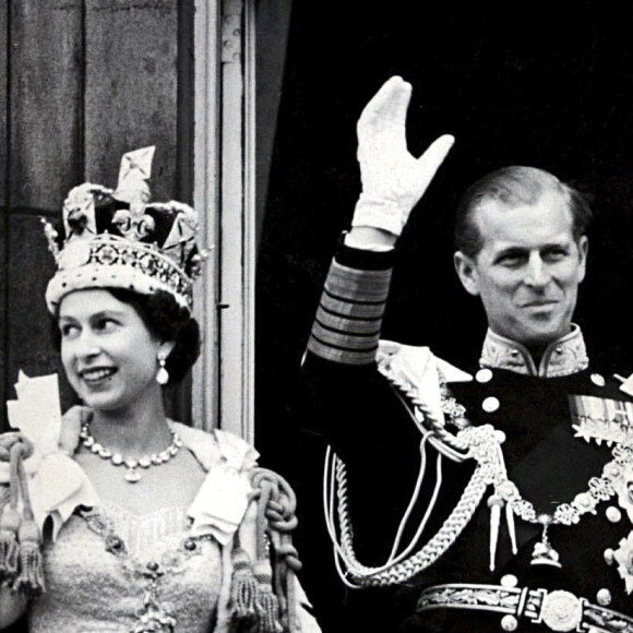 La reine Elisabeth II et son mari le prince Philip au balcon du palais de Buckingham le jour du couronnement, le 2 juin 1953.