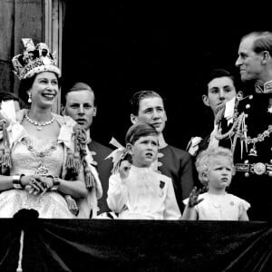 La reine Elisabeth II, son mari le prince Philip et la famille royale au balcon du palais de Buckingham le jour du couronnement, le 2 juin 1953.