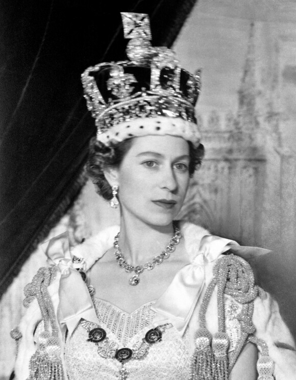 Portrait de la reine Elisabeth II à Buckingham Palace après son couronnement, le 2 juin 1953.