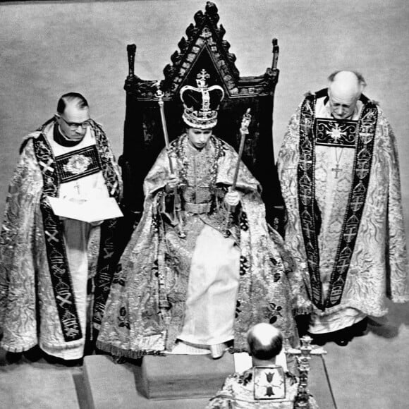 La reine Elisabeth II lors de son couronnement en l'abbaye de Westminster, le 2 juin 1953.