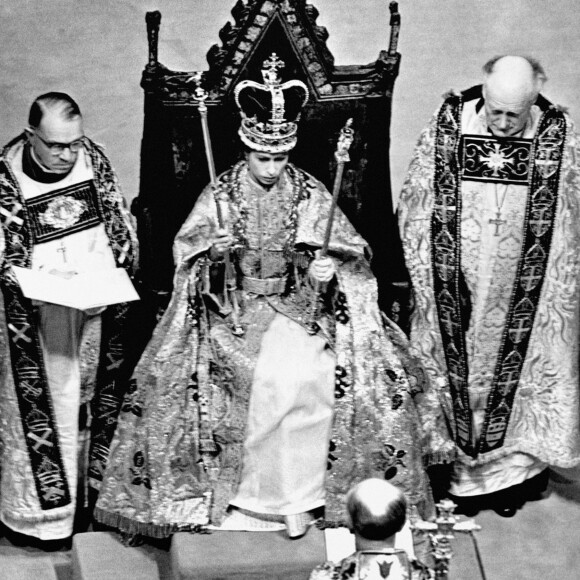 La reine Elisabeth II lors de son couronnement en l'abbaye de Westminster, le 2 juin 1953.