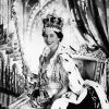 La reine Elisabeth II représentée le jour de son couronnement, le 2 juin 1953 en l'abbaye de Westminster.