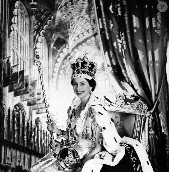 La reine Elisabeth II représentée le jour de son couronnement, le 2 juin 1953 en l'abbaye de Westminster.