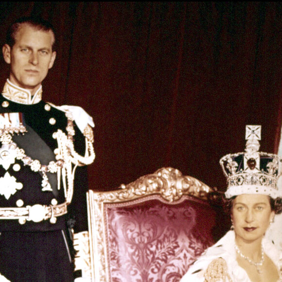 Le duc d'Edimbourg pose avec la reine Elisabeth II après la cérémonie du couronnement, le 2 juin 1953.