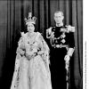 Le duc d'Edimbourg pose avec la reine Elisabeth II après la cérémonie du couronnement, le 2 juin 1953.