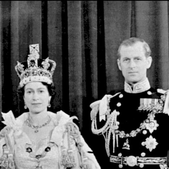 Le duc d'Edimbourg pose avec la reine Elisabeth II après la cérémonie du couronnement, le 2 juin 1953.