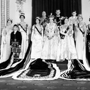 La reine Elisabeth II le jour de son couronnement, le 2 juin 1953, entourée au palais de Buckingham par la princesse Alexandra de Kent, le prince Michael de Kent, la duchesse de kent, la princesse Margaret, le duc de Gloucester, le duc d'Edimbourg, la reine mère, le duc de Kent, la princesse Mary, la princesse Anne, la duchesse de Gloucester, le prince William de Gloucester et le prince Richard de Gloucester.