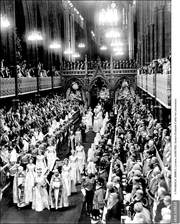 Fin de la cérémonie du couronnement de la reine Elisabeth II, le 2 juin 1953 en l'abbaye de Westminster.