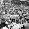 La foule dans les rues de Londres pour voir la reine Elisabeth II et son mari le prince Philip après la cérémonie du couronnement, le 2 juin 1953.