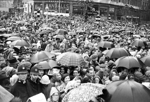 La foule dans les rues de Londres pour voir la reine Elisabeth II et son mari le prince Philip après la cérémonie du couronnement, le 2 juin 1953.