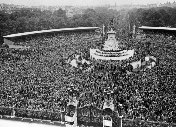 La place devant le palais de Buckingham noire de monde pour l'apparition de la reine Elisabeth II et son mari le prince Philip au balcon après la cérémonie du couronnement, le 2 juin 1953.