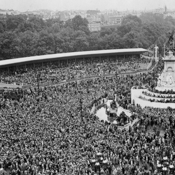 La place devant le palais de Buckingham noire de monde pour l'apparition de la reine Elisabeth II et son mari le prince Philip au balcon après la cérémonie du couronnement, le 2 juin 1953.