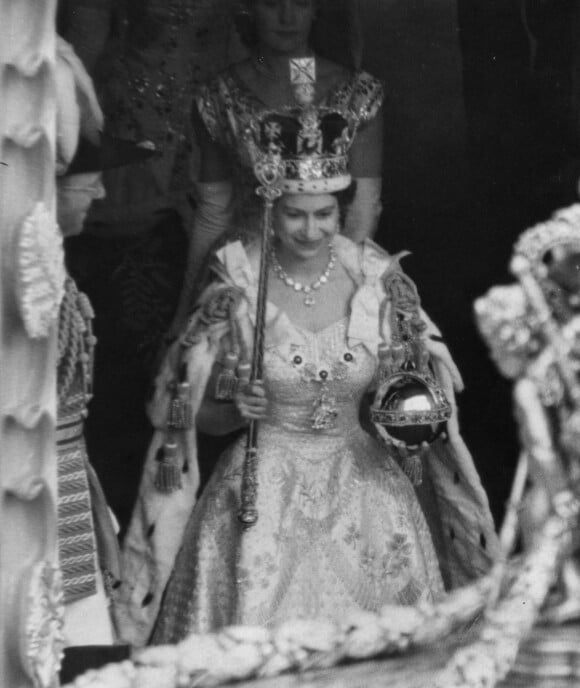 La reine Elisabeth II quitte l'abbaye de Westminster après la cérémonie de son couronnement le 2 juin 1953 à Londres.