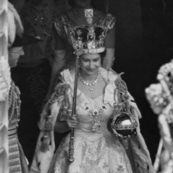 La reine Elisabeth II quitte l'abbaye de Westminster après la cérémonie de son couronnement le 2 juin 1953 à Londres.