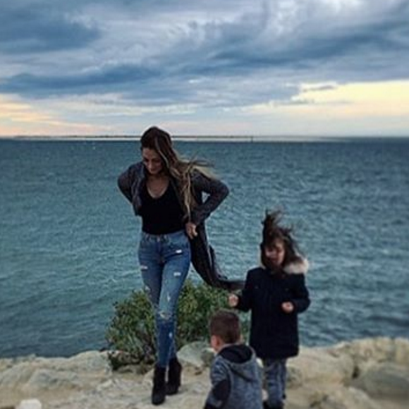 Emilie Nef Naf et ses enfants, Maëlla et Menzo, sur la dune du Pilat, à l'entrée du bassin d'Arcachon, en France, le 24 mars 2016.