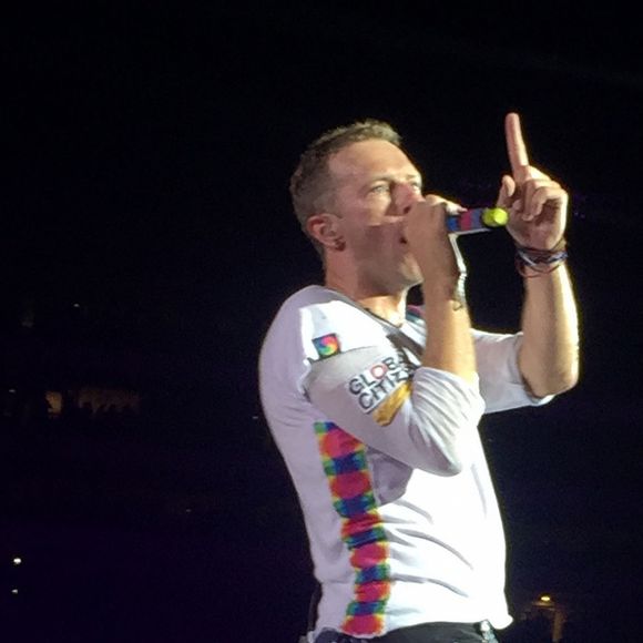 Chris Martin en concert avec Coldplay au Rose Bowl à Pasadena le 20 août 2016.