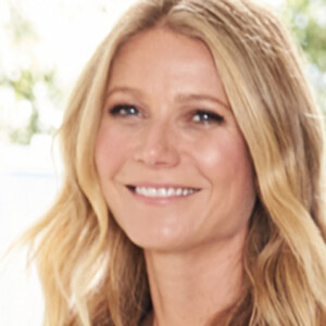 Gwyneth Paltrow pose pour sa marque Goop et présente un manteau “navy” demi saison.