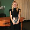 Gwyneth Paltrow dédicace son livre "Its All Easy" à la librairie "Barnes & Noble" à New York, le 12 avril 2016.