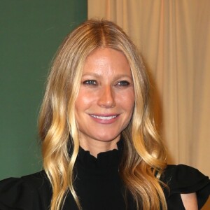 Gwyneth Paltrow dédicace son livre "Its All Easy" à la librairie "Barnes & Noble" à New York, le 12 avril 2016.