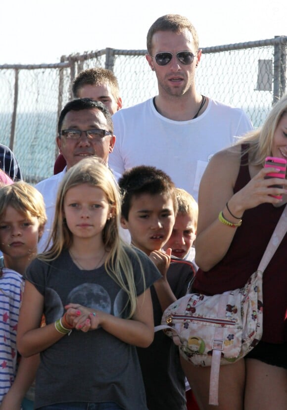 Exclusif - Chris Martin et ses enfants Apple et Moses se promènent à "Santa Monica Pier" à Santa Monica, le 27 juin 2014