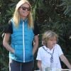 Exclusif - Gwyneth Paltrow aide ses enfants Moses et Apple a vendre de la limonade et des cookies pour le quartier de Pacific Palisades le 6 janvier 2014.