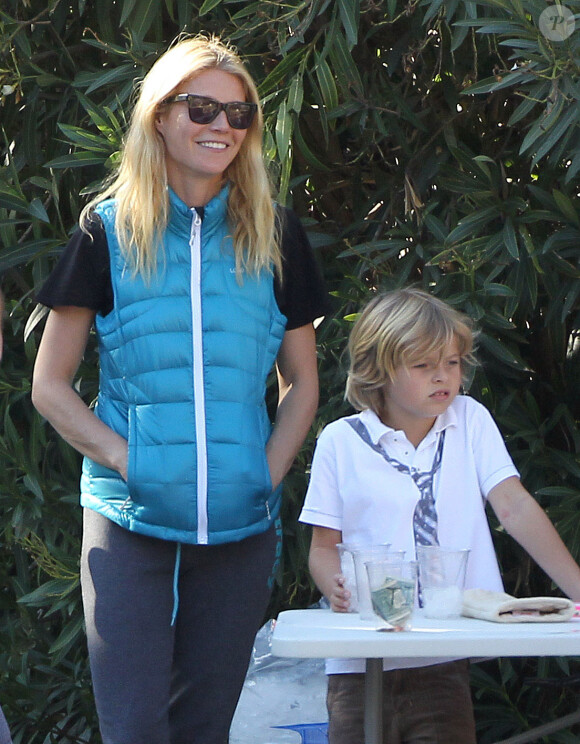 Exclusif - Gwyneth Paltrow aide ses enfants Moses et Apple a vendre de la limonade et des cookies pour le quartier de Pacific Palisades le 6 janvier 2014.