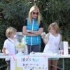 Exclusif - Gwyneth Paltrow aide ses enfants Moses et Apple a vendre de la limonade et des cookies pour le quartier de Pacific Palisades le 6 janvier 2014.