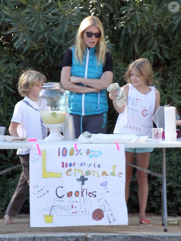 Exclusif - Gwyneth Paltrow aide ses enfants Moses et Apple a vendre de la limonade et des cookies pour le quartier de Pacific Palisades le 6 janvier 2014.