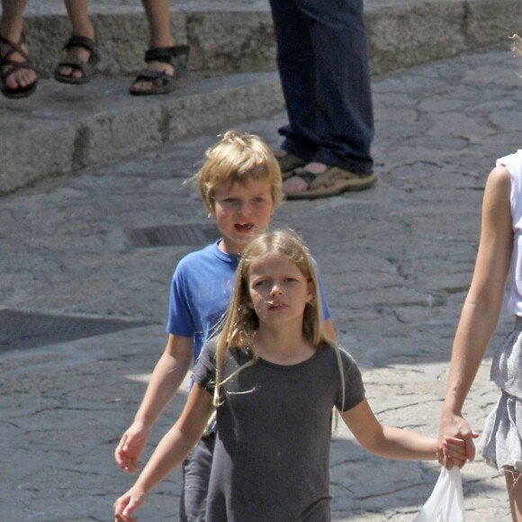 Exclusif - Gwyneth Paltrow et ses enfants Apple et Moses en vacances dans la maison de l'acteur Americain Michael Douglas a Majorque en Espagne le 11 juillet 2013.
