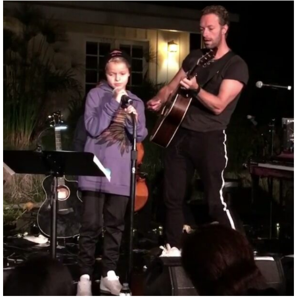 Chris Martin sur scène avec son groupe Coldplay et son fils Moses. Photo publiée sur Instagram le 24 octobre 2016