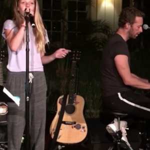 Chris Martin sur scène avec son groupe Coldplay et sa fille Apple. Photo publiée sur Instagram le 24 octobre 2016