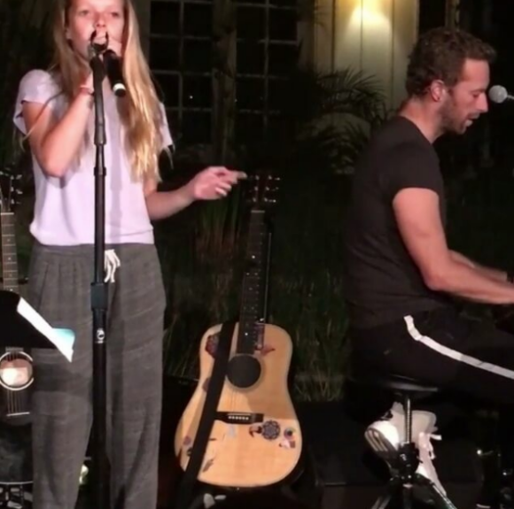 Chris Martin sur scène avec son groupe Coldplay et sa fille Apple. Photo publiée sur Instagram le 24 octobre 2016