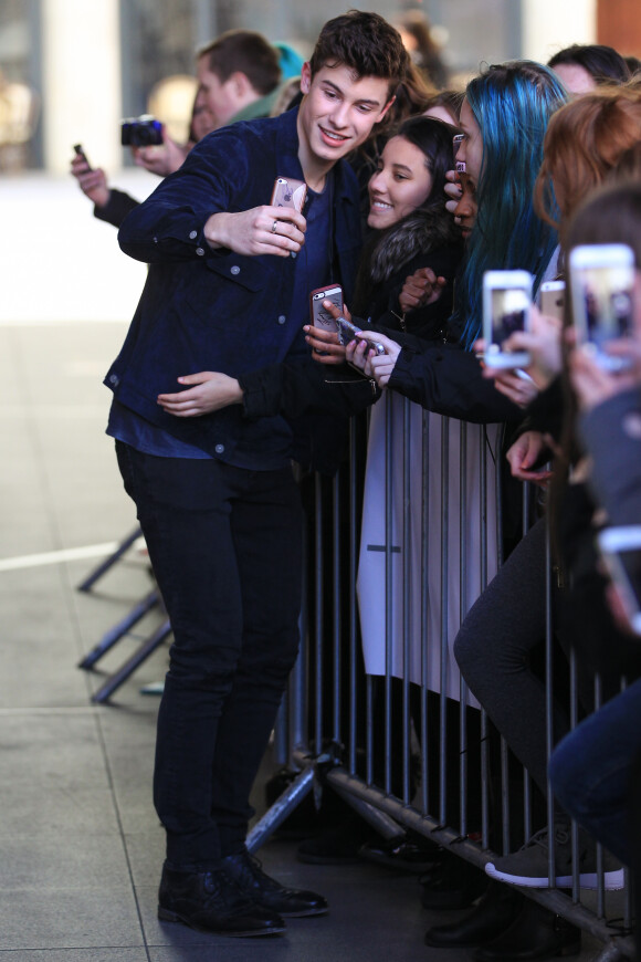 Shawn Mendes fait des selfies avec ses fans en sortant des studios de la BBC Radio One à Londres, le 2 février 2016, après avoir participé à l'émission "Live Lounge".
