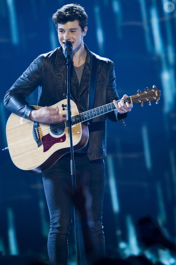 Shawn Mendes sur la scène du Scotiabank Saddledome, pendant les 2016 Juno Awards à Calgary, Canada, le 3 avril 2016.