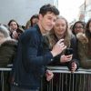 Shawn Mendes fait des selfies avec ses fans en sortant des studios de la BBC Radio One à Londres, le 2 février 2016, après avoir participé à l'émission "Live Lounge". Ses fans ont attendu Shawn Mendes pendant des heures