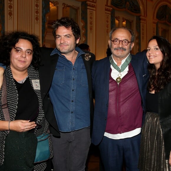 Emilie Chedid, M (Matthieu Chedid), Louis Chedid et Anna Chedid - Audrey Azoulay a fait commandeur de l'Ordre des Arts et des Lettres Louis Chedid dans le salon du ministère de la Culture à Paris, le 25 Octobre 2016. © Dominique Jacovides/Bestimage