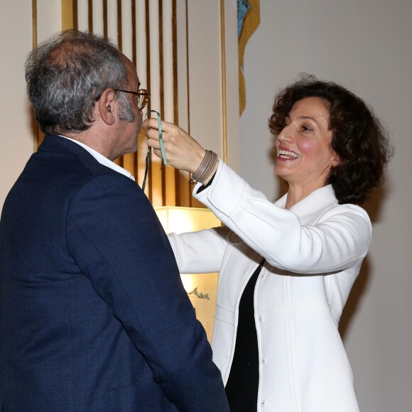 Louis Chedid et Audrey Azoulay - La ministre de la Culturea fait commandeur de l'Ordre des Arts et des Lettres Louis Chedid dans le salon du ministère à Paris, le 25 Octobre 2016. © Dominique Jacovides/Bestimage